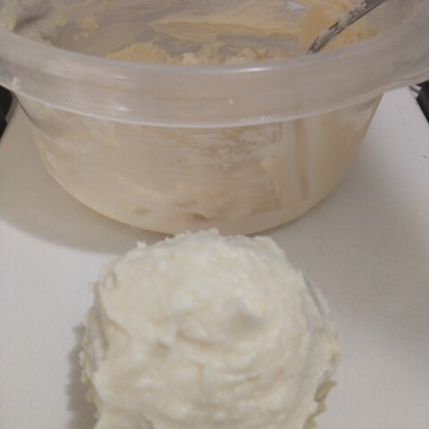 Rooibos vanilla chai buttercream frosting